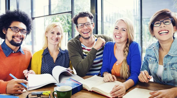 Gruppe von Menschen, die zusammenarbeiten — Stockfoto