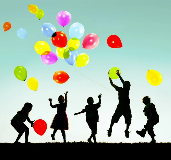 Enfants jouant avec des ballons — Photo