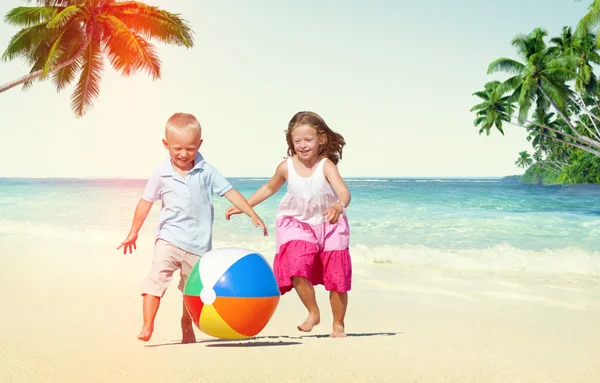 Kinderen spelen op strand zomer Concept — Stockfoto