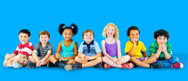 Diversidad Niños sentados juntos — Foto de Stock