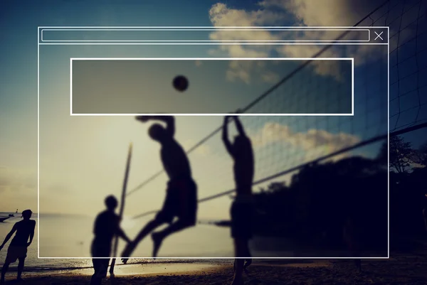 Pessoas que jogam voleibol — Fotografia de Stock