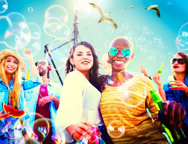 Amigos pasando el rato en la fiesta de la playa — Foto de Stock