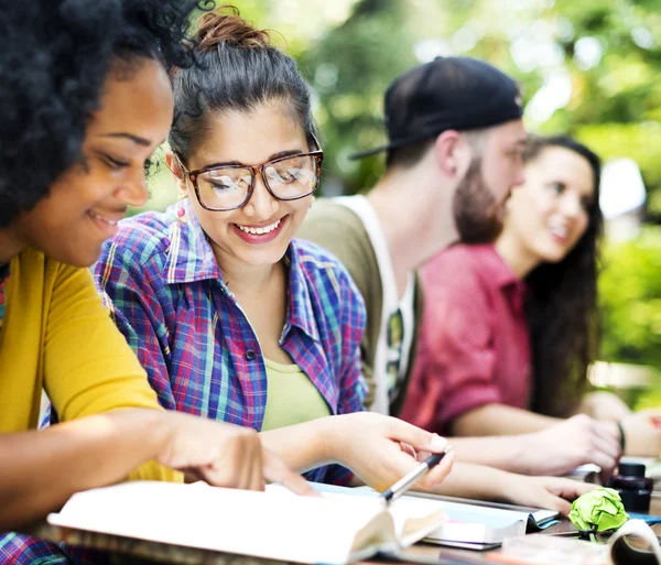 Olika studenter studerar i klassrummet — Stockfoto