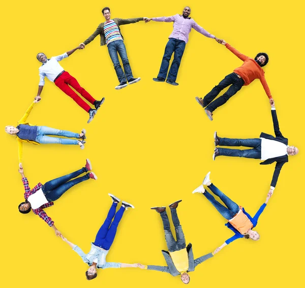 Gruppe von Menschen Kreis Händchen haltend — Stockfoto