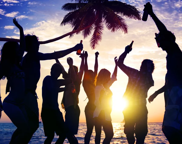 Pessoas celebrando no conceito de festa de praia — Fotografia de Stock