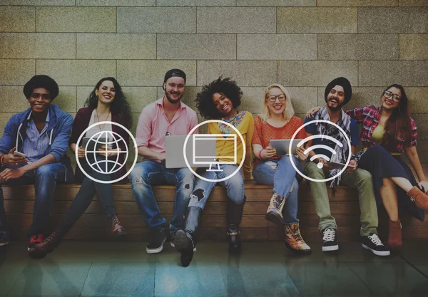 College students using wireless devices — Stock Photo, Image