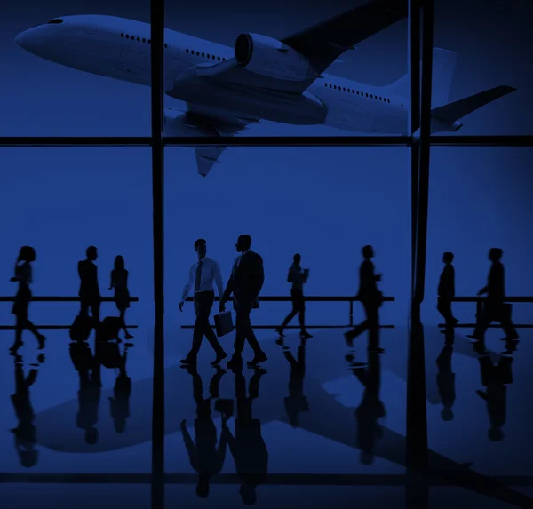 Personas caminando en aeropuerto — Foto de Stock