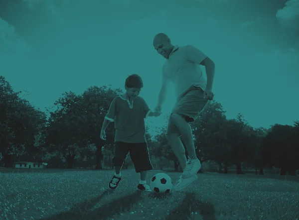 Pai Filho Jogando Futebol — Fotografia de Stock