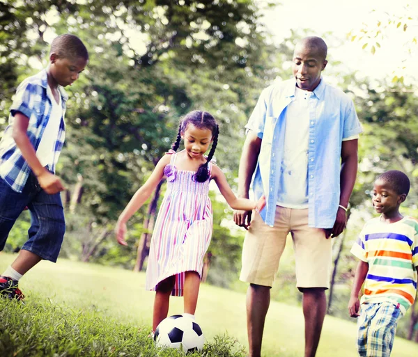 Pai e seus filhos e filha jogando futebol — Fotografia de Stock