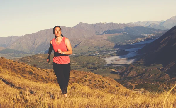 Kvinna jogging i bergen — Stockfoto