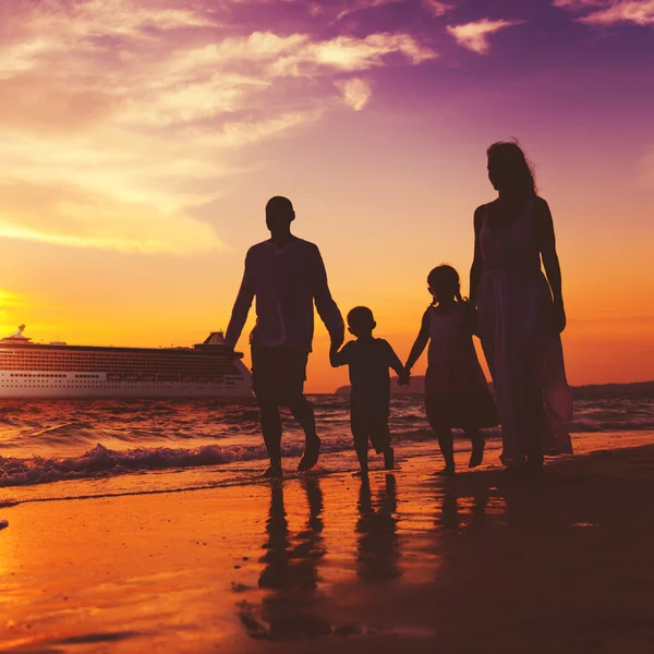 Familia y niños en el concepto de playa — Foto de Stock