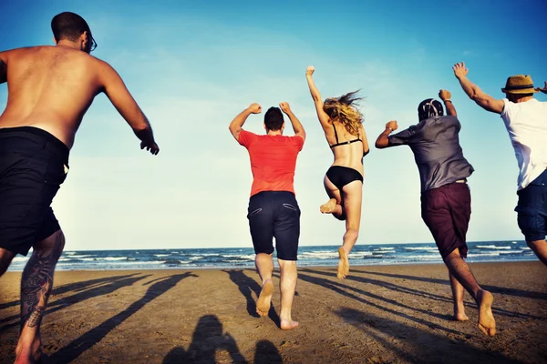 Amigos em férias na praia de verão — Fotografia de Stock