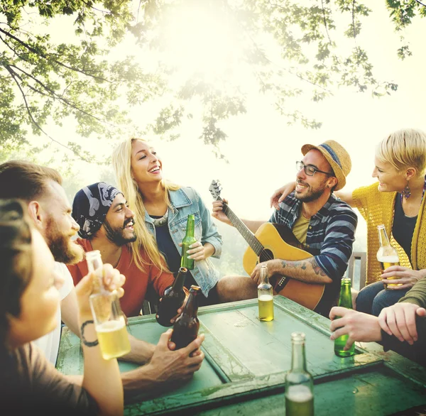 Vänner umgås på utomhus part — Stockfoto