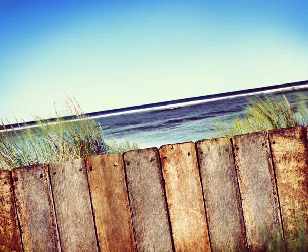 Пляж и забор Вуден — стоковое фото