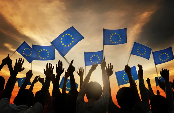 Gente ondeando banderas de la Unión Europea — Foto de Stock