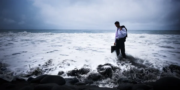 Empresário sentindo em azul — Fotografia de Stock