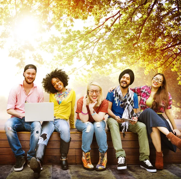 Étudiants gais dans le parc du collège — Photo