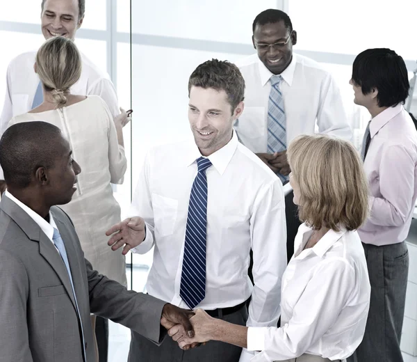 Geschäftsleute im Büro — Stockfoto