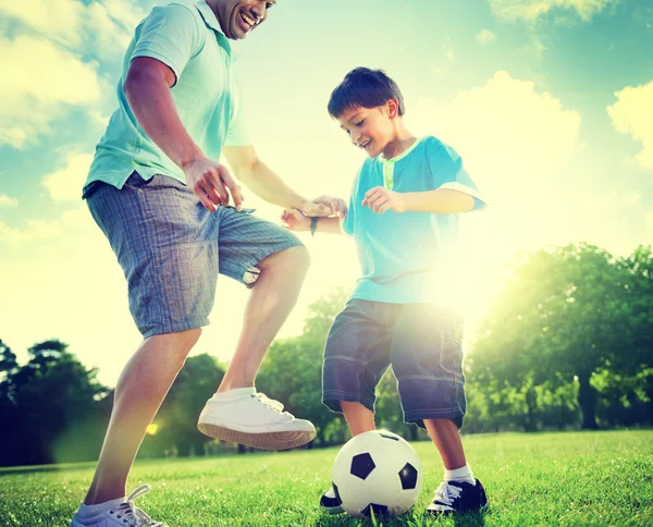 Отец-сын играет в футбол — стоковое фото