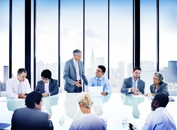 Mensen uit het bedrijfsleven op zakelijke bijeenkomst — Stockfoto