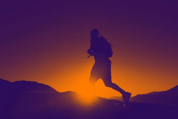 Man joggen op bergen — Stockfoto