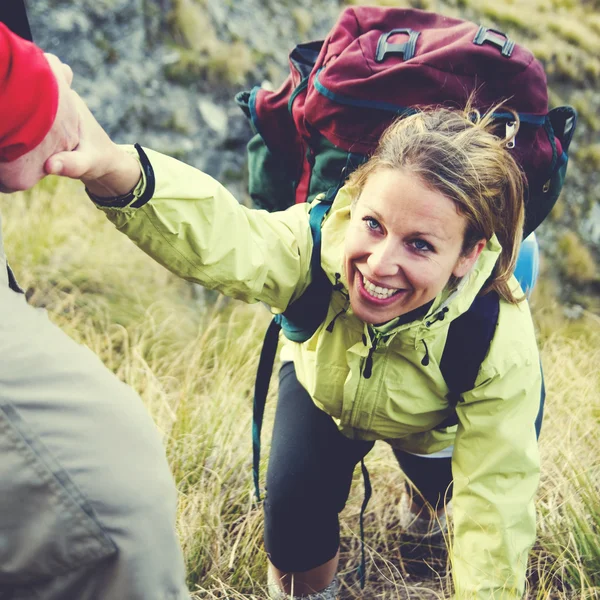 Couple Hiking and Helping in Mountains — Stock Photo, Image