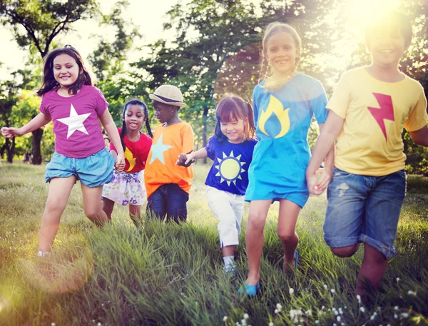 Kinder freundschaftliches Miteinander — Stockfoto