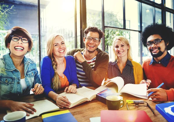 Persone che lavorano insieme — Foto Stock