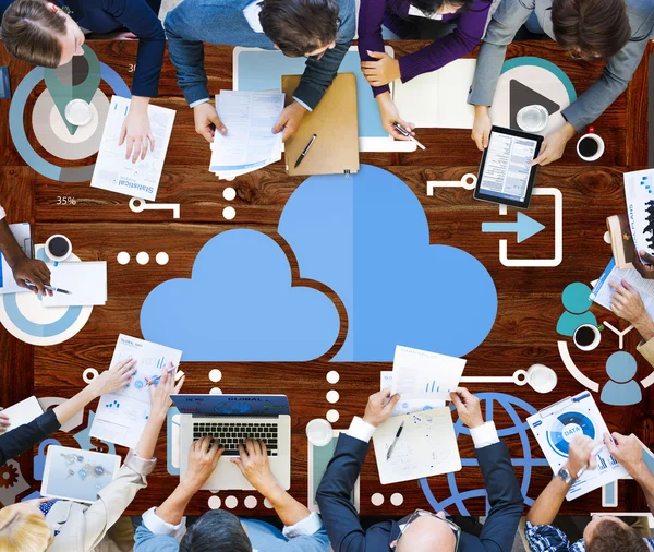 Mensen uit het bedrijfsleven en cloud computing concept — Stockfoto