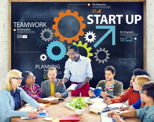 Gruppe von Menschen mit Startup-Strategie-Konzept — Stockfoto