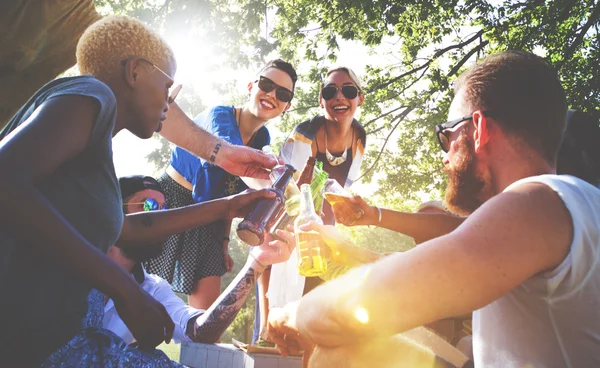 Amigos pasando el rato en la fiesta al aire libre — Foto de Stock