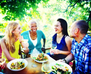 Dışarı asılı açık havada partide arkadaşlar