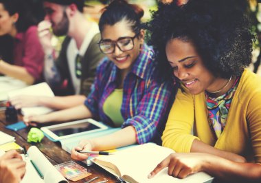 sınıfta okuyan üniversite öğrencileri