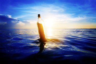 okyanus, içinde mesaj ile şişe
