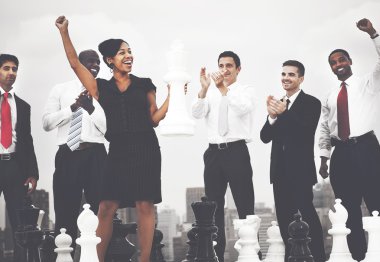 iş adamları ile satranç kutluyor