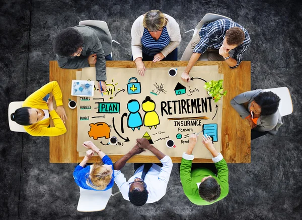 Diversiteit mensen bespreken pensioen — Stockfoto