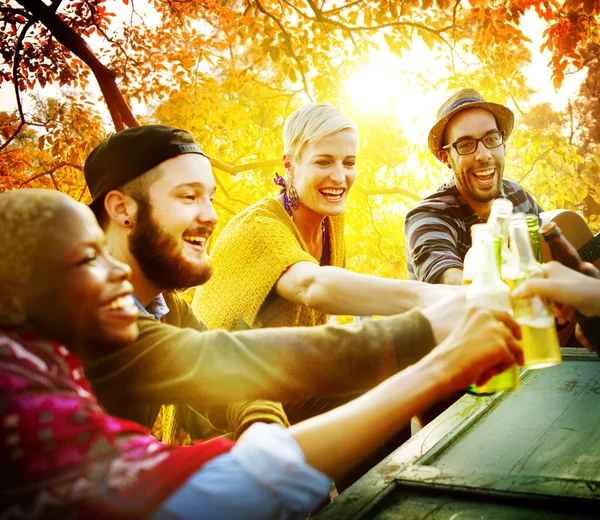 Amigos pasando el rato en la fiesta al aire libre — Foto de Stock