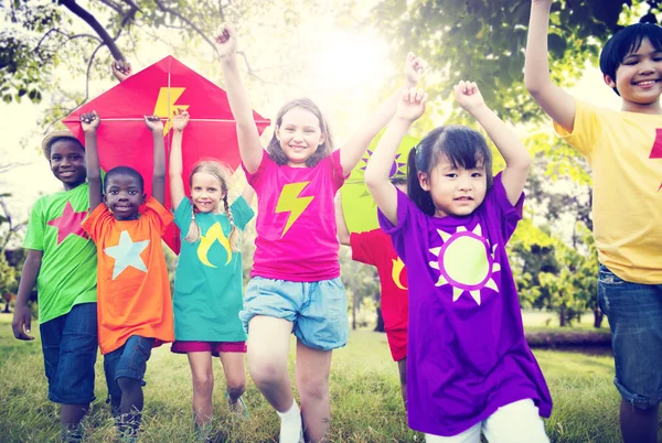 Bambini volo aquilone giocoso concetto di amicizia — Foto Stock