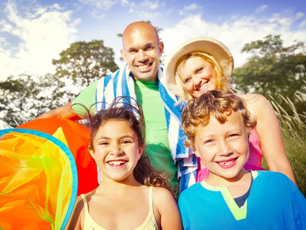 Familie Kinder Eltern spielerisch — Stockfoto