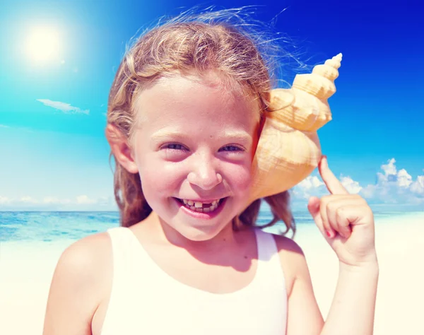 해변 기쁨 개념에 어린 소녀 — 스톡 사진