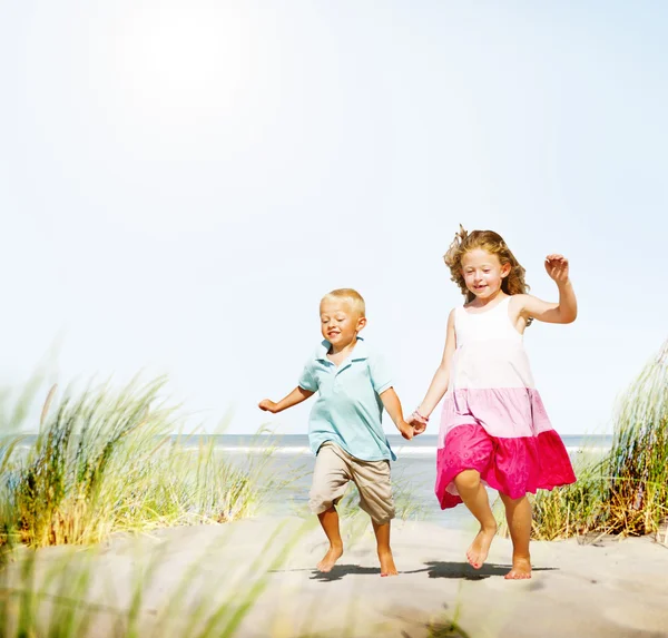 Broers en zussen geluk zomer strand Concept — Stockfoto