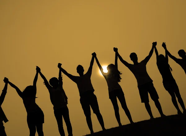 Grupo de Pessoas Celebração ao pôr do sol — Fotografia de Stock