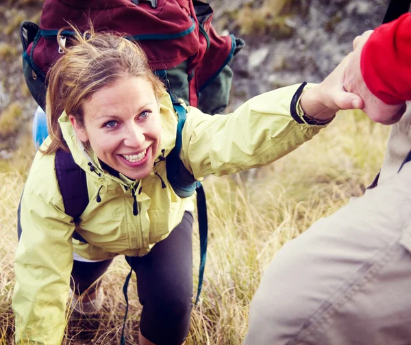 Paar wandelen en helpen in Bergen — Stockfoto