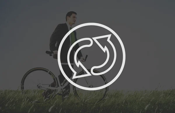 Empresário de terno com bicicleta — Fotografia de Stock