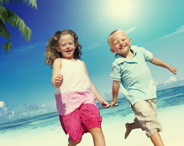 Bruder und Schwester beim Strandkonzept — Stockfoto