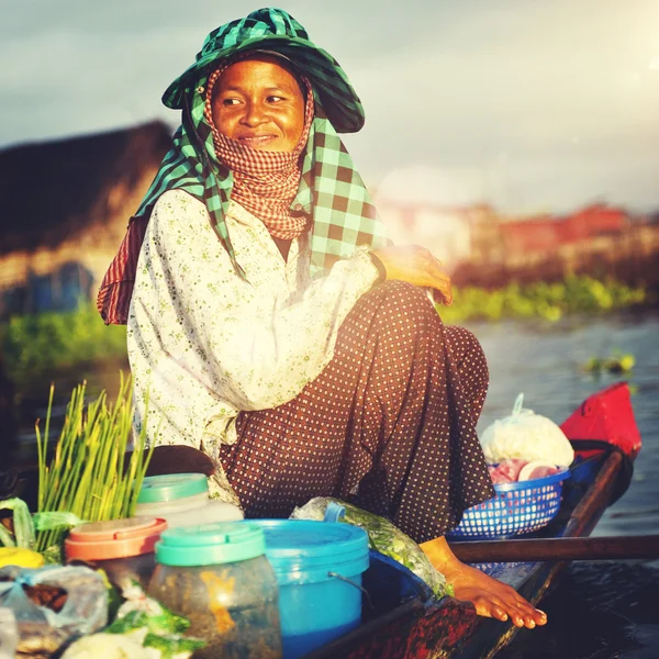 Cambodjaanse verkoper op de drijvende markt — Stockfoto