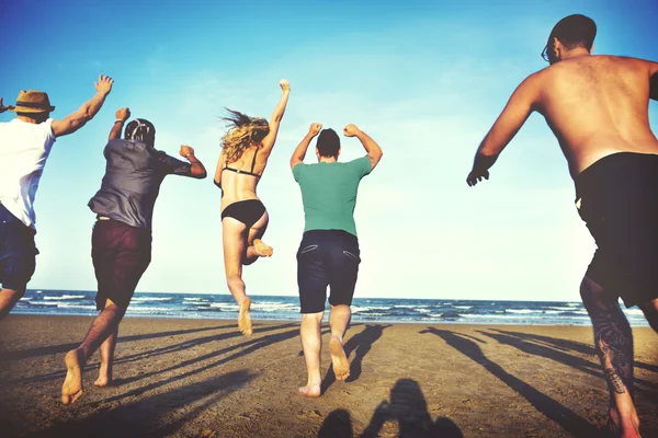 Freunde im Sommerurlaub am Strand — Stockfoto