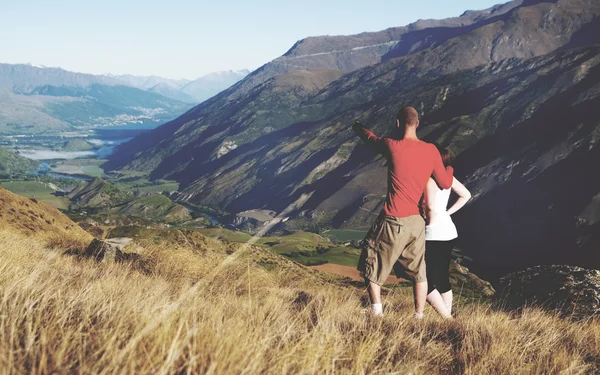 Paret tittar på berg — Stockfoto
