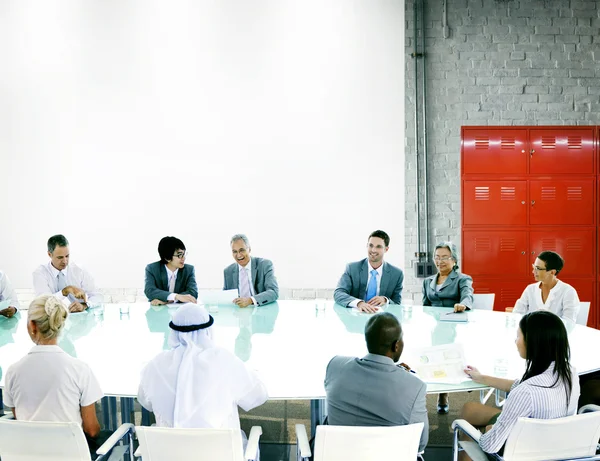 Affärsmän på möte på kontoret — Stockfoto