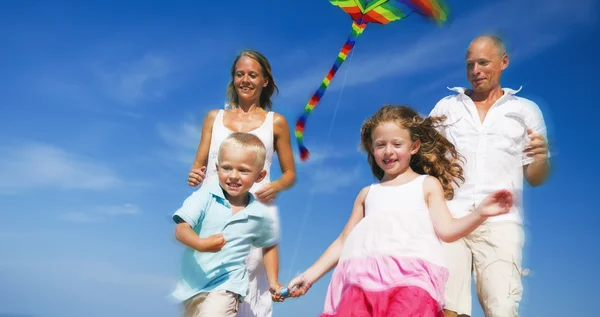 Família no Conceito de férias na praia — Fotografia de Stock